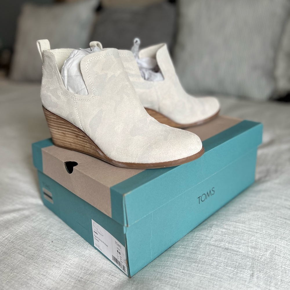 TOMS - Kallie  camp suede bootie - EUC! - Sz 8.5